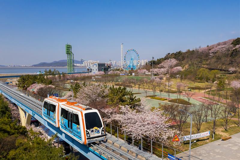 봄의 월미바다열차 사진