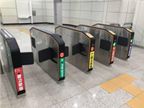 2호선 역구내 게이트 광고 사진